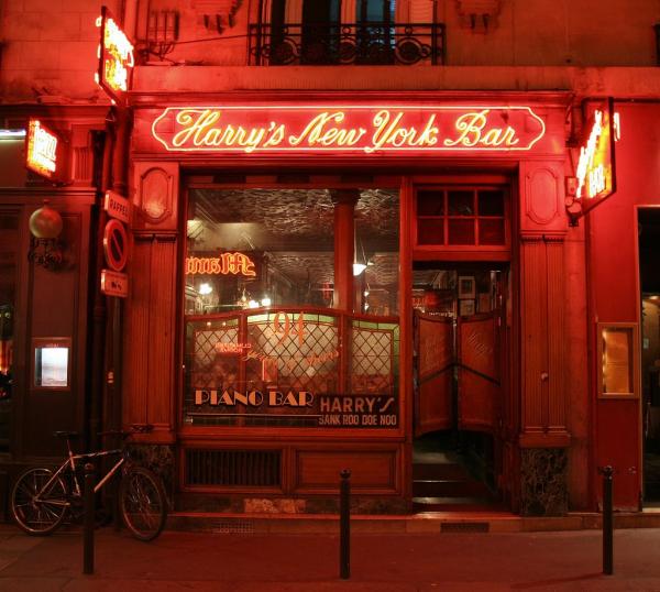 Снимка: tanaicardona.blogspot.comHarry's New York Bar всъщност се намира в Париж. Първоначално е бил основан в Ню Йорк, но после е бил разрушен през 1911 и донесен във френската столица на парчета и е построен наново. Бил е посещаван от Коко Шанел, Скот Фитцджералд и Ърнест Хемингуей. Някои смятат, че Джордж Гершуин е композирал известното си парче „Американец в Париж" на пианото в самия бар. Интериорът се състои от американски сувенири, заради които днешните американски емигранти в Париж се чувстват у дома си.
