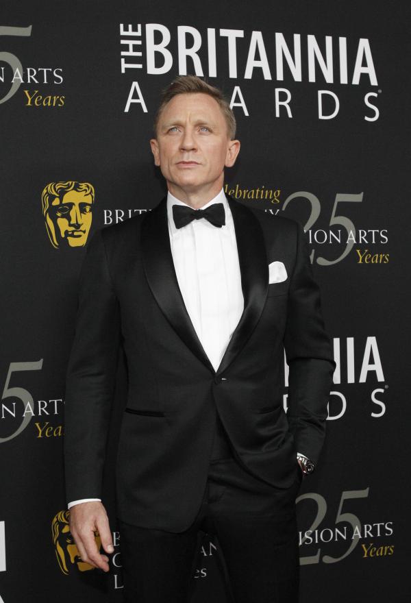 Даниел КрейгСексапилният Джеймс Бонд призна пред Vanity Fair преди време , че от всичко в живота най-много милее за своето мъжко достойнство. Това може и да изглежда смешно, но актрисата Джуди Денч заяви, че блондинът има наистина какво да пази. По време а снимките на „Casino Royale" дамата успяла да види атрибутите на Даниел и определи пенисът му като „абсолютно чудовище".Снимка: Reuters
