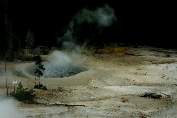 Вулкан Yellowstone Caldera, Снимка: flickr.comЙелоустоун Калдера (Yellowstone Caldera) е с най-деструктивният потенциал в света. Не случайно е наречн „супервулкан”. Намира се в Национален парк Йелоустон, САЩ. Имал е три суперизригвания, а именно – преди 2.1 милиона години, преди 1.3 милиона години и преди 640 000 години. Ако изригне по такъв начин отново, както последният път, когато това се е случило – изхърляйки 1000 см3 скали и прах в небето, това ще oзначава края за всички нас, защото огромното одеяло от пепел ще закрие слънцето. За щастие, според учените няма вероятност това да се случи в следвашите десетки хиляди години.