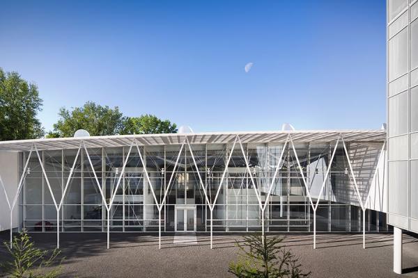 Снимка: architecturaldigest.comТова е разширението на Факултета по архитектура на Университета в Клемсън, Южна Каролина. Светлата, стъклена сграда от стомана е контрапункт на по-традиционните тухлени сгради в кампуса.