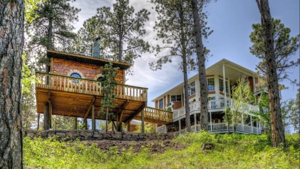 Снимка: Hobbit treehouse