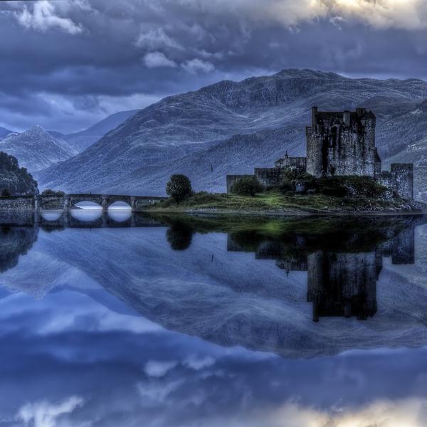 Eilean Donan Castle. Scotland.Построен през 13 век, за да отблъсне викингите, днес Eilean Donan Castle е едно от най-известните места в Шотландия. Най-вероятно името е дадено от епископ Donan, които дошъл в Шотландия през 6 век. Замъкът е разположен на остров, заобиколен от невероятната природа на Шотландия. Крепостта е възстановявана най-малко четири пъти и за около 200 години (от 18-ти до 20-ти век), е била в руини. Отново е изградена през 1932 г. и оттогава е  посетена от хиляди туристи от цял свят.Снимка: opentravel.com