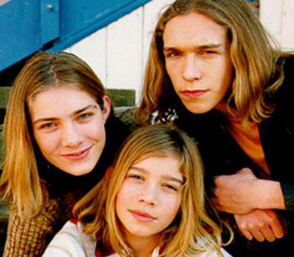 Hanson....Помните ли чаровното русоляво трио, заради което всички припявахме "Mmmbop"? Тримата братя от Оклахома с право са считани за една от най-големите музикални находки през 90-те, заради който са номинирани за "Грами". Е, от доста време не сме чували нищо за Искак, Тейлър и Зак, но пък дългокосите им ангелски образи се появяват в главите ни винаги, когато чуем веселата песничка.