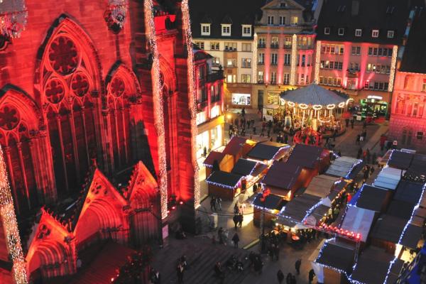 9. Франция - Magical Mulhouse (24-ти ноември – 28-ми декември)Магията на Коледа оживява благодарение на мигащите и блестящи светлини. Повече от 80 къщички са завзели площада в града. Улиците са украсени с бяла бреза, пресъздавайки пейзажи от Лапландия. На коледния пазар може да намерите специална бира, греяно вино и традиционни пайове.Снимка: adelto.co.uk
