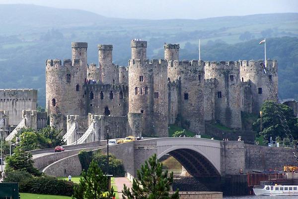 Conwy Castle. Wales. Conwy Castle е една от най-известните крепости построена от Едуард I през 13 век. Той е една от ключовите крепости на кралския "железен пръстен" построени в Уелс. Крепостта е доста скъпо начинание - изчислено е, че тоагва Едуард е вложил £15 000 (стойността, на които днес се равняват  £162 милиона.) в строителството, което го прави най-скъпият замък в историята на Уелс. Днес Conwy Castle е обявен за обект от световното наследство.Снимка: opentravel.com