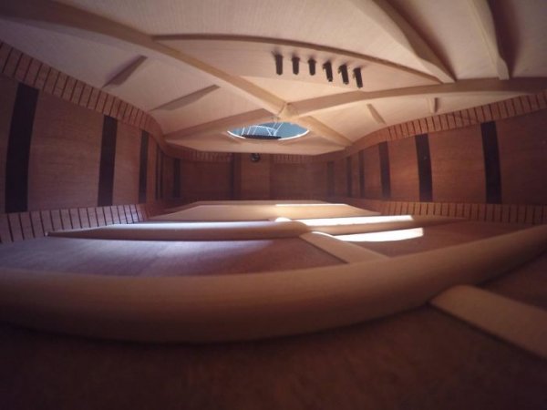 Вътрешната част на китара изглежда като просторен апартамент. Снимка: Bored Panda