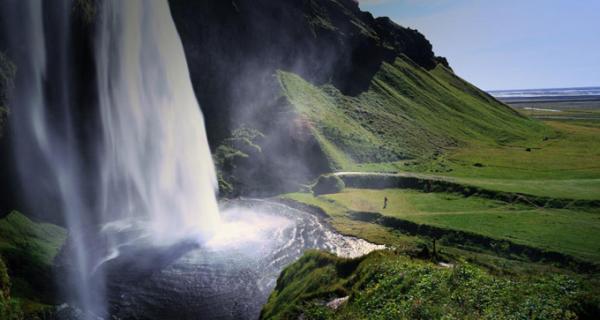 Водопадът Seljalandsfoss на южния бряг на Исландия. Снимка: The Cool Hunter