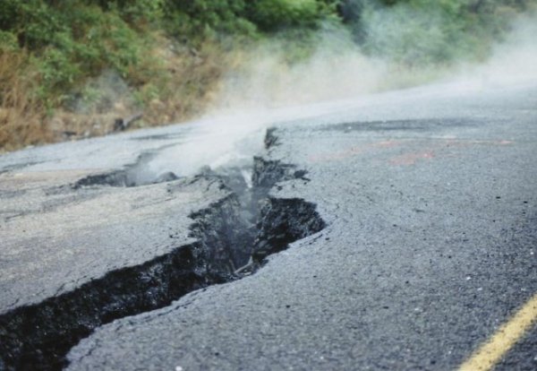 Снимка: smashingtops.comСентралия, Пенсилвания (Centralia, Pennsylvania) Още един град-жертва на затворена мина за въглища в региона. Мината е била основен поминък за населението и след края на индустрията миньорите и семействата им напускат селището. През 1962 година се разгаря голям подземен пожар, който има лоши последици за здравето на доста жители, заради отделени във въздуха вредни газове. Това допълнително кара хората да изоставят Сентралия. 