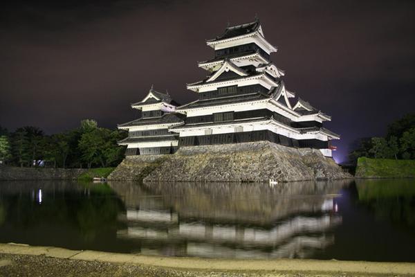 Matsumoto Castle. Japan. Matsumoto Castle е абсолютно зашеметяващ японски замък, разположен в град Мацумото. Замъкът е построен през 1504 г. и днес е обявен за национално съкровище на Япония. Той е бил активно използван до средата на 19-ти век.Снимка: opentravel.com