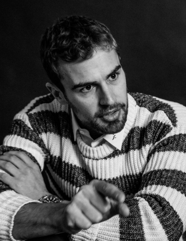 Тео Джеймс има гръцки корени и се казва Тиодор Питър Джеймс Киниърд Таптиклиси; Снимка: Flaunt