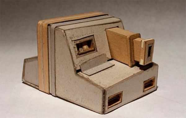 Снимка: thedesigninspiration.com via ecofriend.comДизайнерът Киел Джонсън, носител на многобройни награди за уникалните си произведения, също намира вдъхновение в картона и е създал цяла серия ретро фотоапарати изцяло от него.