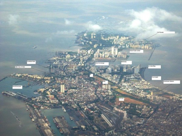 Снимка: amusingplanet.comСалсетТози остров се намира в Арабско море, на западния бряг на Индия. На него лежат мегаполисът Мумбай и град Тхане, което го прави супер гъсто населено място. Тук живеят около 15,1 милиона жители, разположени на площ от около 619 квадратни километра. Островът е обитаван от каменната ера, а по време на 3-ти век пр.н.е., е превърнат в център на хиндуистки и будистки култура и религия.
