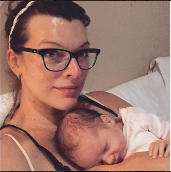 Мила Йовович с новородената си дъщеря Дашиел; Снимка: Instagram