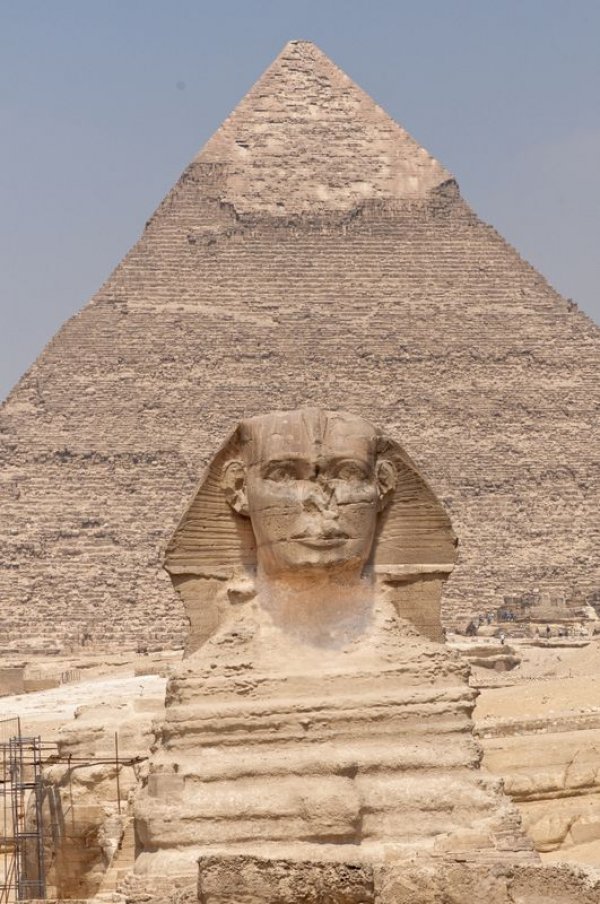 Khafre PyramidСнимка: Dreamstime Втората по големина пирамида в света със статуята на Сфинкса пред нея била построена около 2520 г. пр. Хр. от Кафре. Пред пирамидата можем да видим типичните особености на гробниците на фараоните събрани на едно място за първи път. Това са коридор, двор с колони, ниши за скулптури, зали за склад и светилището. Сфинксът показва фараона като лъв с човешка глава и  символизира Кафре, третият управляващ на 4-тата династия като бог Хорус.