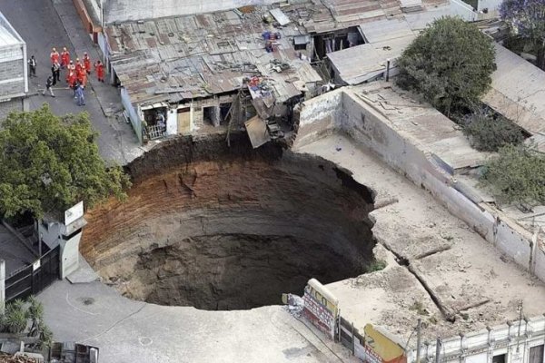 Sinkhole - ГватемалаСнимка: listverse.comПрез 2007 в Гватемала земята на това място потъва с 300 фута (91 м), поглъщайки дузина къщи, убивайки двама души и налагайки евакуацията на хиляди. Потъването било причинено от дъждове и теч на канализацията под земята.