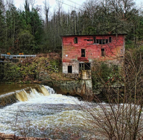 Снимка: DreamstimeMurder Creek (Потока на касапина), АлабамаТози поток и местността около него получават името си съвсем закономерно. През 1788 год. не голяма търговска група, пътуваща през тези гори към Луизиана, е изклана докато спи от дезертьори, търсещи плячка и лесна храна. Мрачната легенда и до днес витае край водите на потока, превръщайки го в атракцията на иначе тихата провинция.