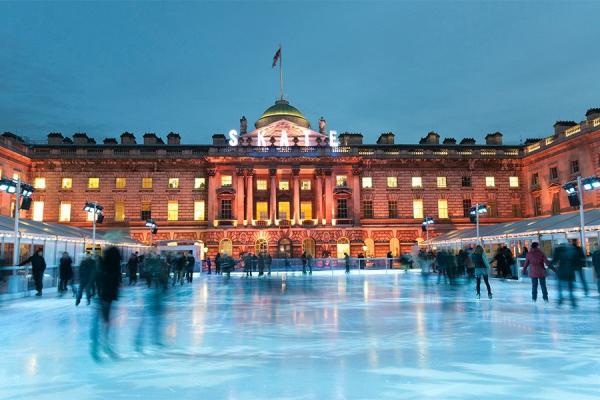 Снимка: architecturaldigest.comСъмърсет хаус ЛондонТази зимна пързалка в британската столица е с изглед към река Темза. Тя вече се е превърнала в магическо място за туристите и жителите на мегаполиса, особено по време на зимните празници. Откритата пързалка е направена в двора на великолепна сграда в неокласически стил, построена от архитекта сър Уилям Чамбърс в края на  18 век.