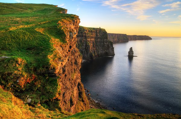 Снимка: Cliffs of MoherТова е най-високата точка на величествените скали на Мохер - най-посещаваната природна атракция на Ирландия с до един милион посетители всяка година. Името означава "скали на разрушената крепост".