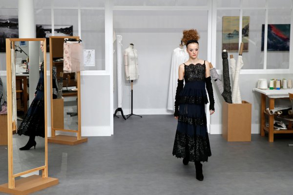 Шивашкото ателие на Chanel, ; Снимка: Reuters