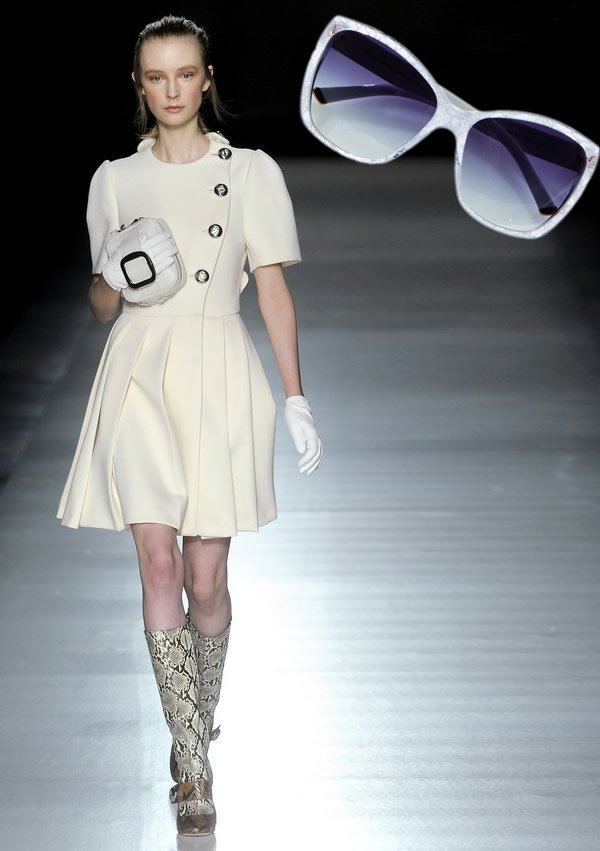 Вдъхновение от 60-те години - рокля със странични копчета Prada зима 2011-2012, с перфектните големи очила Dolce & Gabbana.Снимка: Elle