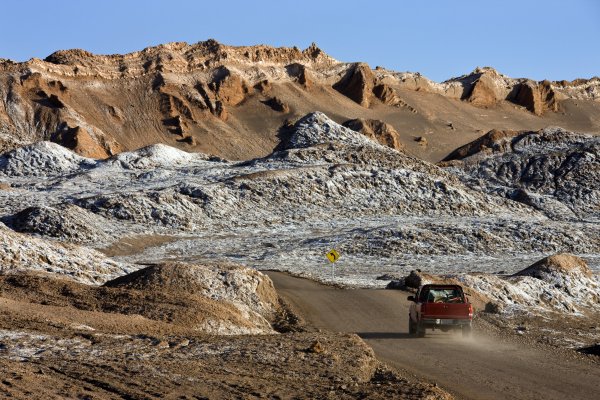 Atacama, ЧилиСнимка: DreamstimeАтакама заема най-голямата част от територията на Чили. Тя е влязла в книгата на Гинес като най-сухото място в света. Въпреки това, на юг от Тропика на Козирога, тя става по-милостива към живите същества. Крайбрежните мъгли, "camanchacas", донасят влажността в района, която е необходима на растенията там.
