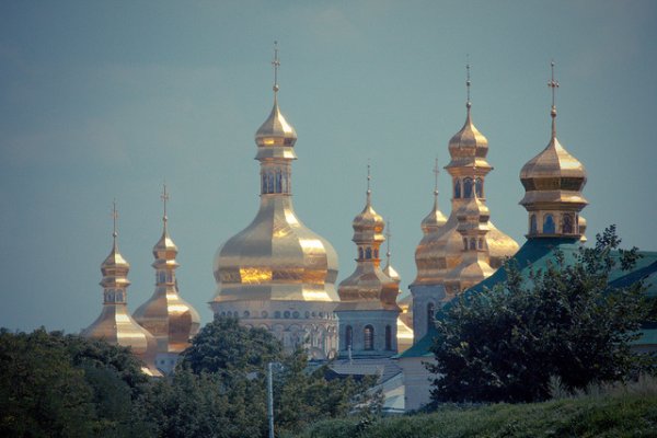 1. Киево-печерската лавраКиевският манастир на пещерите, както се превежда Лаврата, е истинска ценност в града от почти хиляда години. Манастирът е основан през 1051 година и се превръща в център на Източно-европейското православие. Лаврата получава национален статут през 1996 година – получава еквивалентен статут като на Ватикана, но като православен храм. Киево-печерската лавра се състои от много архитектурни паметници, има големи камбанарии и подземна система от пещери.Снимка: Vegard Ryan