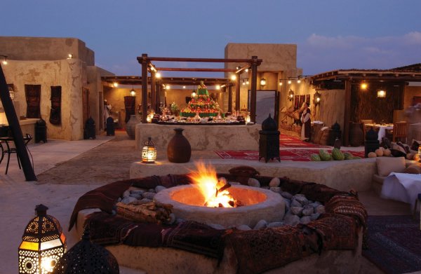 2. Bab Al Shams – 5 звездиХотелът представлява една по-евтина и не толкова впечатляваща алтернатива на Al Maha Resort. Bab Al Shams се намира в центъра на дюните и разполага със 113 стаи, от които се излиза директно върху пясъка. Архитектурата на хотела включва ниски сгради, образуващи скрити коридори. Посетителите на Bab Al Shams могат да си почиват, посещавайки плувния басейн, СПА центъра или някои от четирите ресторанта. Хотелът предлага добър избор от екскурзии, както и чудесен детски център.Снимка: desertadventures-photolibrary.com