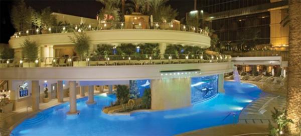 В хотел Golden Nugget Las Vegas впечатляващ е не само басейнът, а и аквариумът по средата, в който плуват истински акули.Снимка: bootsnall.com