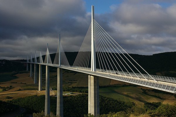 Снимка: Millau Viaduct, Франция Този мост, проектиран от британския архитект Норман Фостър и френския строителен инженер Michel Virlogeux, обхваща долината на река Тарн в близост до Мийо, южна Франция. Това е дванайстият по височина мост в света, който се извисява на 270 метра над пътя. Построяването му струва около 400 милиона евро, а официалното му откриване бе на 16 декември 2004 година.