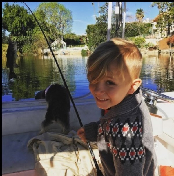 Братът на Джъстин - Джаксън лови риба в езерото; Снимка:instagram.com