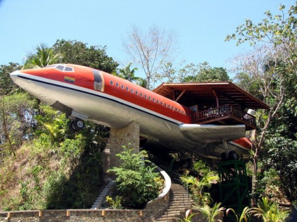 Снимка: cntraveler.comHOTEL COSTA VERDE 727 FuselageКоста Верде, Коста РикаАко смятате, че е невъзможно да отседнете в самолет, то не е така. Можете спокойно да си направите резервация в апартамента в този хотел, който е собственост на архитекта Алан Темпълтън. Хотелът се помещава в Боинг 727 от 1965 година. В обновения му интериор има две стаи за гости,  оборудвани с климатик, самостоятелен санитарен възел и кухненски бокс. Самолетът е кацнал на 50-метров пиедестал и се врязва в гората.