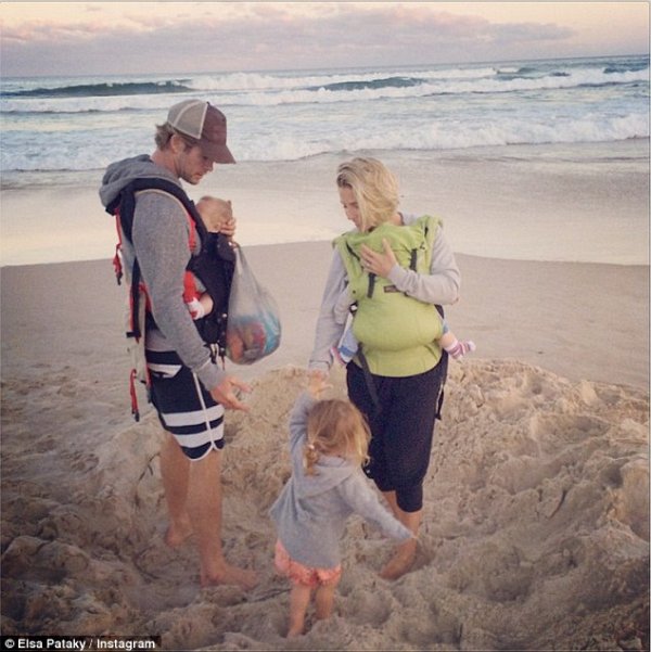 Крис, Елза и трите им деца; Снимка: Instagram