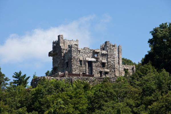 Gillette Castle—East Haddam, CT, United States, Снимка: DreamstimeСтроен е от 1914 до 1919 като частната резиденция на актьора Уилям Жилет. След като той не назовава наследник в завещанието си, замъкът става собственост на щатското правителство и е преименуван на Gillette Castle State Park. Наскоро е обновен за 11 милиона долара и туристите могат да го разглеждат в периода между Мемориалния ден и Денят на Колумб. 