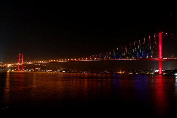 Снимка: Bosphorus Bridge, Истанбул  Този красив мост представлява границата, която свързва европейската с азиатската част на Турция. Под него минава международното корабоплаване, което тръгва от Черно море, през Мраморно море и от там към Егейско и Средиземно море.