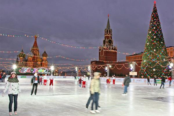 Снимка: architecturaldigest.comЗимната пързалка пред ГУМ в Москва, РусияВсяка зима от 2005 г. насам, пред универсалния магазин ГУМ в Москва, на Червения площад, се прави огромна пързалка за кънки на лед. Скейтърите могат да се наслаждават на известните  забележителности, включително на Кремъл,  докато се въртят на леда.