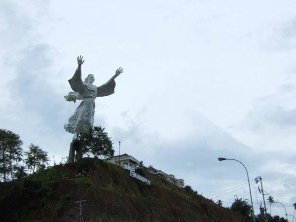 14. Christ Blessing в Индонезия – височина: 30 метраСтатуята е построена в горната част на жилищен комплекс в Manado City. Тъй като тя е построена през 2010 година, се превръща в най-новата икона на града. Идеята за построяването на образа на Христос е на местен бизнесмен. Построяването отнема почти три години и малко повече от половин милион долара. Необичайното при тази статуя е, че Исус е наведен леко напред, сякаш благославя хората. Затова монументът е построен под 20-градусов наклон.Снимка: Wikimedia