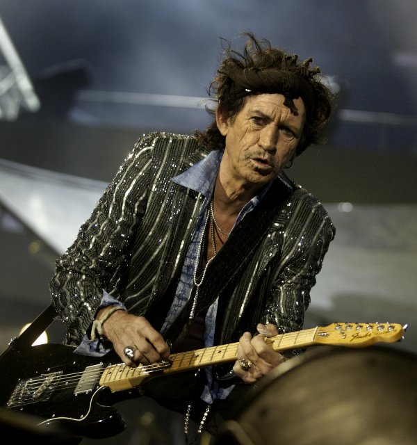 Снимка: ReutersКийт РичардсЧаст от тялото: ръцетеЗастраховка: 1.6 млн. долараОсновател и соло китарист на Rolling Stones, Кийт Ричардс знае, че всичко, което притежава  днес, е благодарение на неговите ръце. Китаристът на Rolling Stone извади полица за 1.6 милиона долара сключена с Lloyd's of London, с която застрахова ръцете, които му помогнаха да се превърне в един от най-великите китаристи на всички времена. В интервю за Fortune Ричардс се изфука с ръцете си като каза :"Тези (разпервайки пръсти) са истинските професионалисти” и като всеки бизнесмен  Ричардс защитава финансовите си интереси.