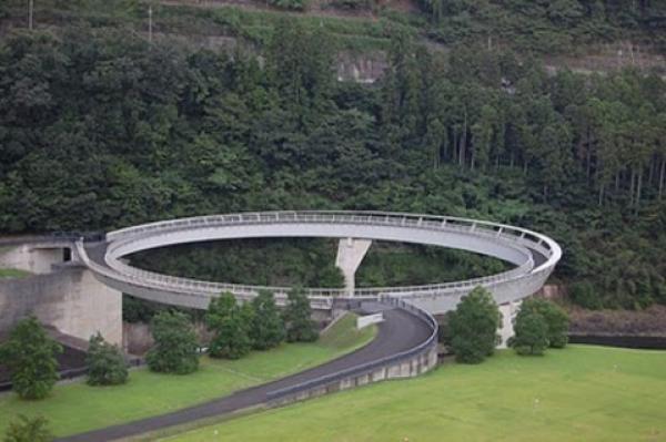 7. Friendship Bridge – Нантан, ЯпонияОбикновено мостът е най-късото разстояние между две точки. Friendship Bridge обаче не е обикновен мост. Той се намира в уелнес курортен град и представлява огромен кръг. Мостът е проектиран от японските архитекти Norihiko Dan и Associates, които имали идея неговата архитектура да добави допълнително спокойствие към атмосферата на града.Снимка: leisure.ezinemark.com