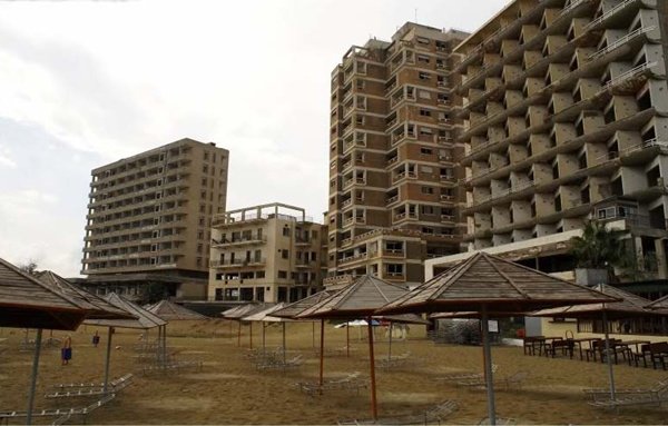 Снимка: smashingtops.comВароша, Кипър (Varosha, Cyprus)Едно време това място, което е квартал на град Фамагуста, е било луксозна и много оживена туристическа дестинация. Всичко това се променя през 1974 година, когато турците завземат по военен начин голяма част от остров Кипър. Те променят този гръцки рай в крепост и отказват дори на неговите 15 хиляди жители достъп до домовете им, принуждавайки ги да напуснат. 