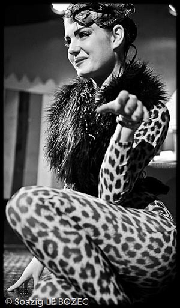 Mademoiselle O (Франция...Малката дяволита Mademoiselle O от Париж е официалната „stage kitten” на бурлеска спектаклите в цяла Европа. Като грациозна балерина или непослушнa жена-леопард, тя обича да играе с публиката, подканяйки я да повтаря името й, еротизирайки го до (болезнена) крайност.
