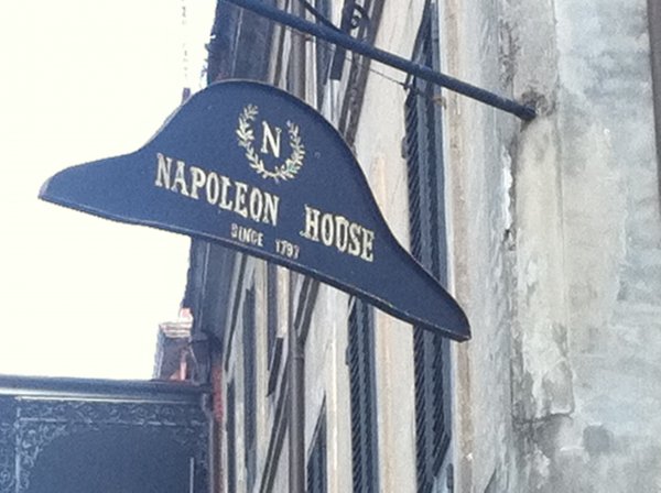 Снимка: happyhourmary.comСградата, в която се намира барът Napoleon house, е отворила врати през 1797. Първият й обитател е бил кмет на Ню Орлеанс от 1812 до 1815. Той е предложил на самия Наполеон убежище в къщата през 1821г., заради което барът носи това име. Бил е посещаван от художници, писатели и професионални алкохолици и като че ли и в днешно време се усеща вибрацията на онова време.