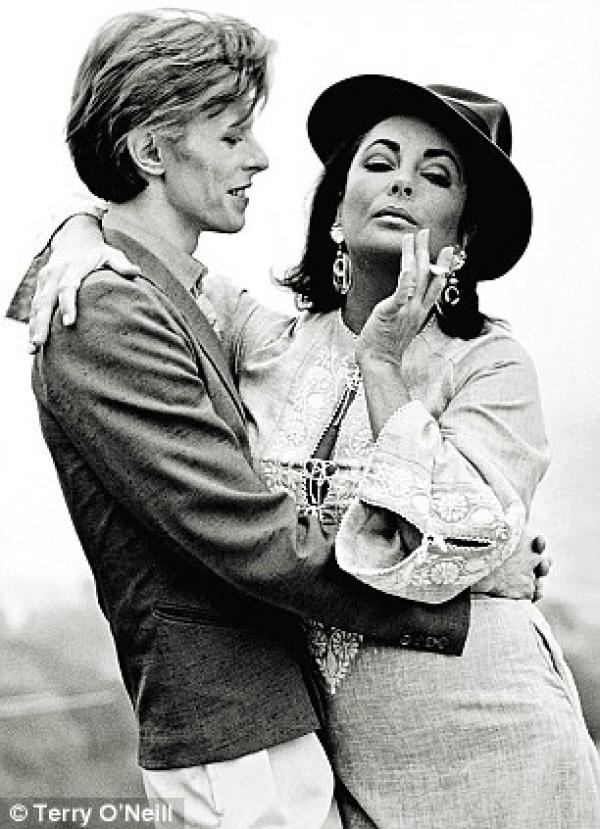 Дейвид Бауи по време на турнето му „Diamond Dogs" през 1974 г. На снимката той се прегръща с Лиз Тейлър.Снимка: Terry O'Neill