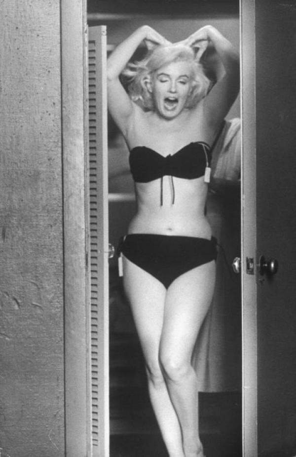 Позирайки в гардеробната си през август 1960 г. Снимка: сп. Elle/Getty