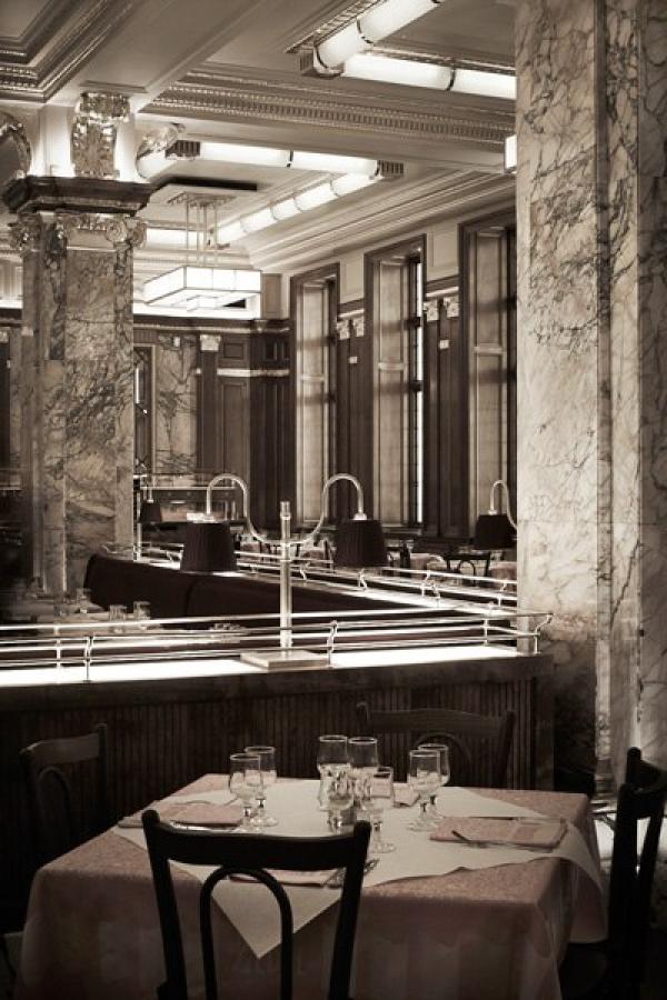 Brasserie Zédel, Лондон (Англия)Brasserie Zédel е на повече от 100 години. Първоначално ресторантът е бил част от Regent Palace Hotel – най-големият хотел в Европа.През 30-те години на миналия век заведението иска да започне да работи отделно и минава през няколко основни ремонта. Интериорът му сменя различни визии, като настоящият му вариант е готов миналото лято. Заведението веднага печели редовна клиентела заради автентичния си дизайн и допустимите цени.В различните си стаи ресторантът предлага едно пътешествие към миналия век, издържано във френски стил.Снимка: architecturaldigest.com