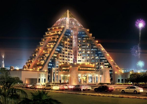 6. Raffles Dubai – 5 звездиНито един турист не може да пропусне сградата на хотела. Формата на пирамида се е превърнала в нещо като икона за Дубай. Хотелът се намира в близост до летището и е едно от първите неща, които всеки чужденец забелязва. Raffles Dubai е един от най-скъпите хотели в емирството. На върха на пирамидата се намира един от най-престижните клубове на града.Снимка: mostbeautifulpages.com