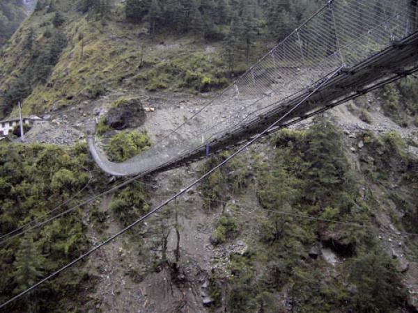 Снимка: weirdlyodd.comВисящият мост на Гхаза, Непал ( Hanging Bridge of Ghasa, Nepal)Този мост е създаден от необходимост и най-вече с надеждата да намали задръстванията в града от стадата животни, които постоянно запушват тесните улички в Ghasa. Мостът е много дълъг, изключително висок и плашещо висящ, но се използва от местните жители и добитъка им ежедневно. Не е чудно, че постепенно се разпада.
