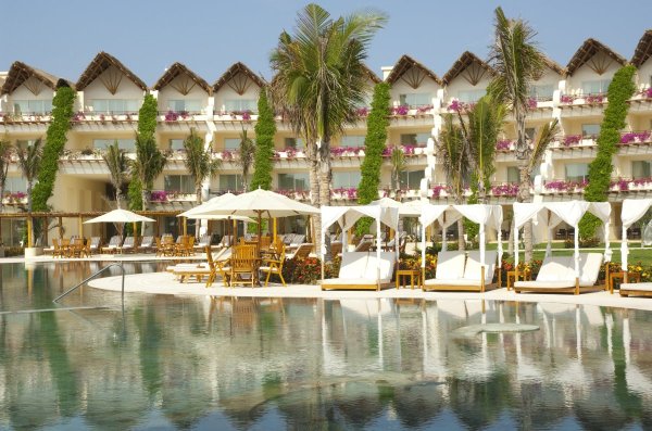 Grand Velas All Suites & Spa Resort, Плая дел Кармен, МексикоТова е един от най-големите комплекси в Мексико, който разполага със СПА с площ от 89 000 кв.м. В него има 40 помещения, в които ръце могат да ви направят невероятни масажи и процедури. Хотелът има стаи както за двойки, така и за цели семейства. В него се помещават осем ресторанта с различна кухня.Снимка: Grand Velas All Suites & Spa Resort