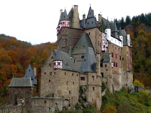 Burg Eltz Castle. Germany. Burg Eltz Castle е още един пример за изтънчените немски замъци. Тази невероятна средновековна конструкция в югозападната част на Германия, все още е собственост на едно и също семейство, живяло там преди повече от 800 години. Настоящият собственик на замъка е д-р Карл Граф фон унд цу Елц, който представлява 33-то поколение от рода Елц. Снимка: opentravel.com