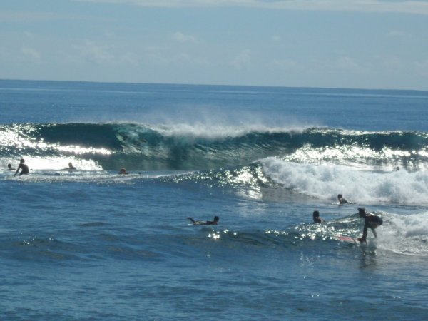 Снимка: raredelights.comCloud Nine, Siargao Island, Филипини Облак 9 е риф, открит в края на 80-те. Това е сравнително достъпна дестинация като изхранване и настаняване. Тук вълните са дебели и кухи като тръби. Това е и единственото място в района, където можете да стигнете и без лодка. Конкурсът Siargao Cup е едно вълнуващо събитие, което се провежда тук всяка година. 