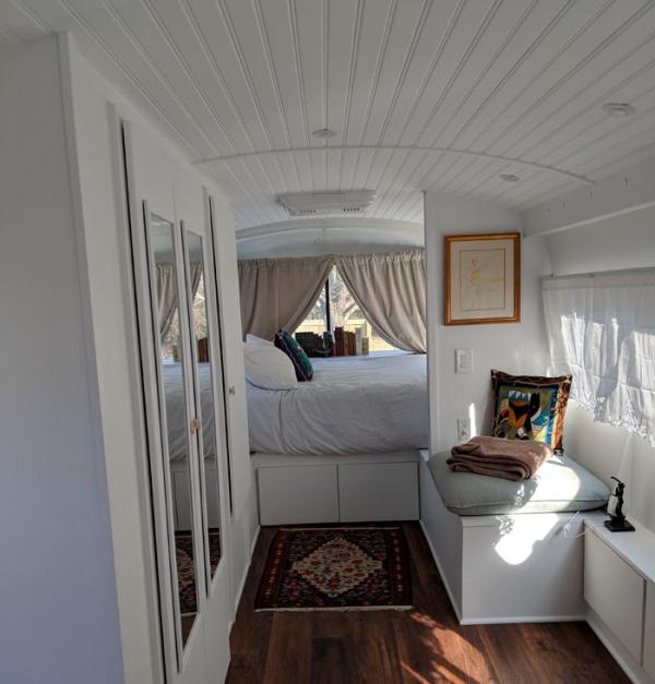 www.instagram.com/thebustinyhome/
